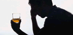 Foto de um homem com um copo na mão