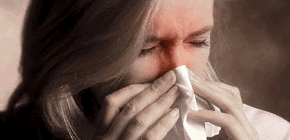  Foto de mulher assoando o nariz com lenço